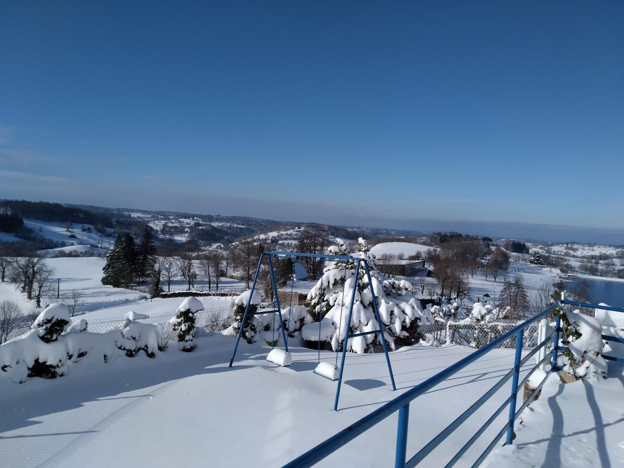 Le Lac, La Neige,La Vue La Tour-d'Auvergne Exterior photo